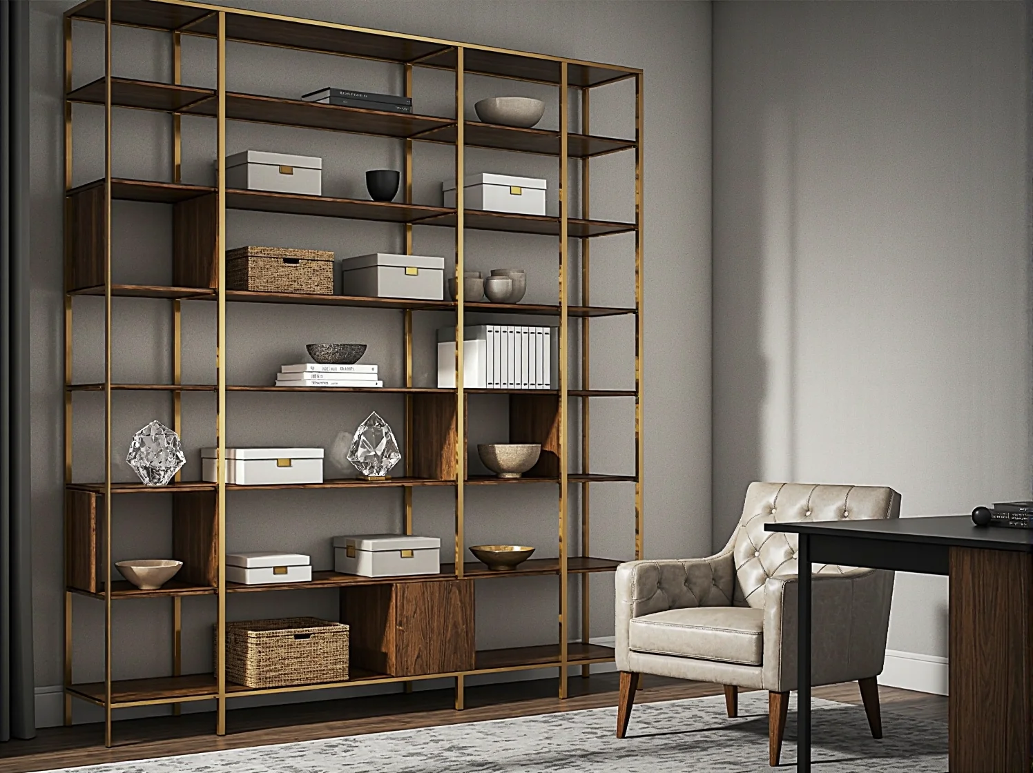 Symetryczna aranżacja półek na regale z eleganckimi dodatkami do salonu.