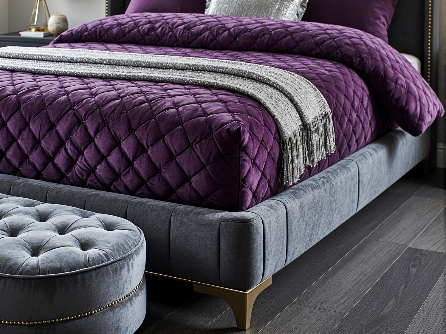 Aranżacja sypialni z eleganckim łóżkiem glamour i stylowymi dodatkami.