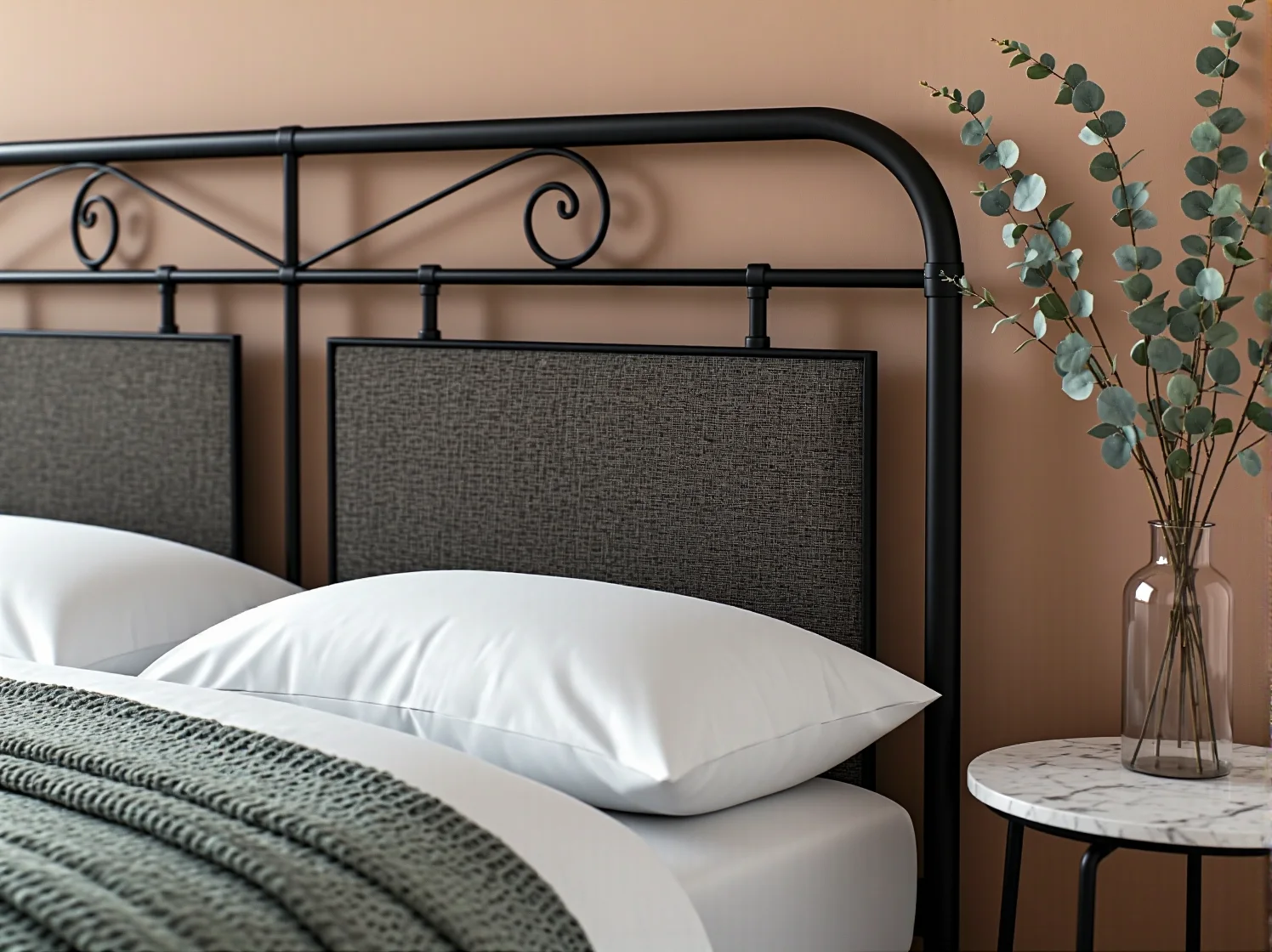 Solidne drewniane łóżko retro w przytulnej sypialni