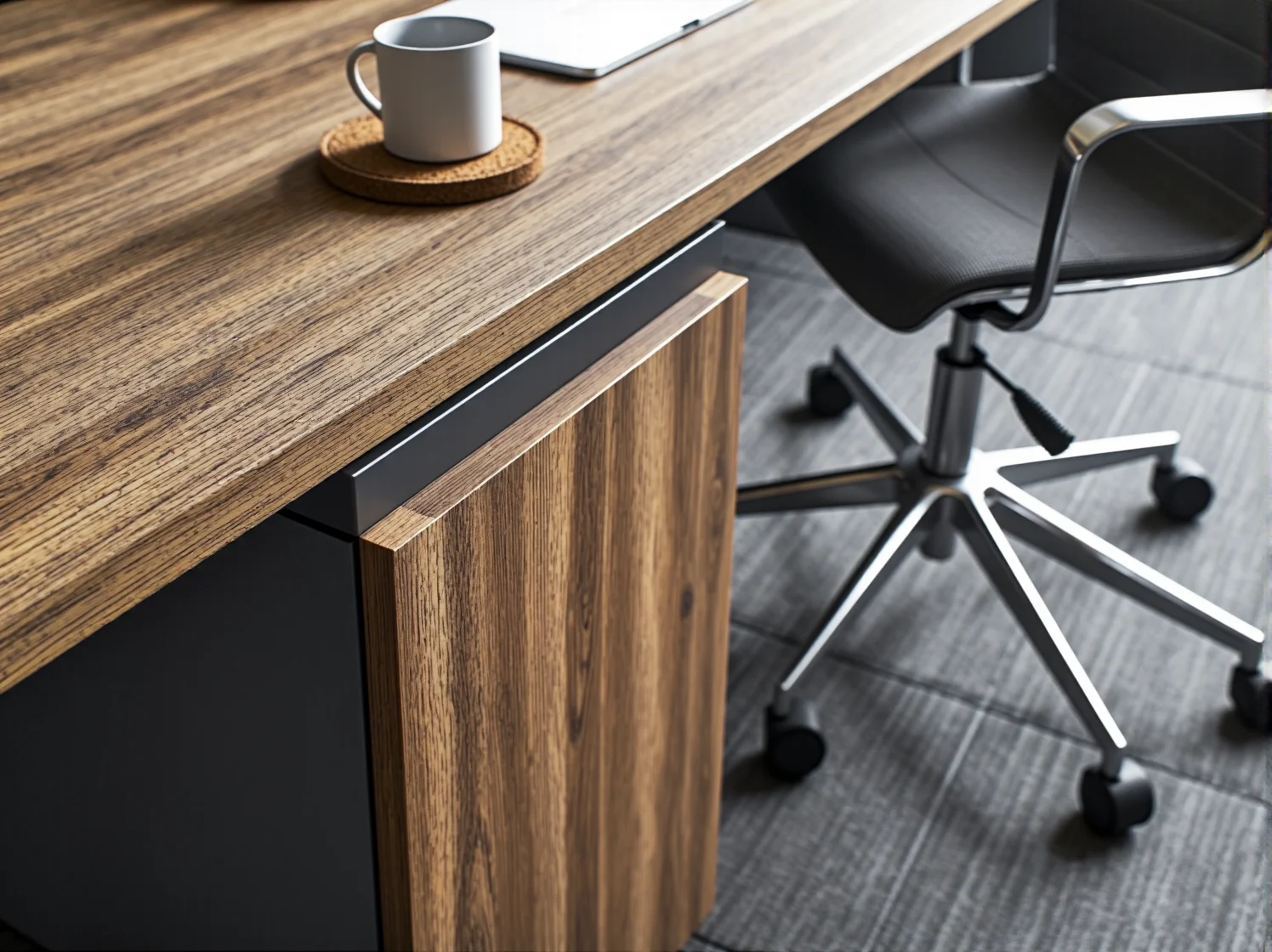 Ergonomiczne krzesło i biurko do pracy w nowoczesnym biurze współdzielonym.