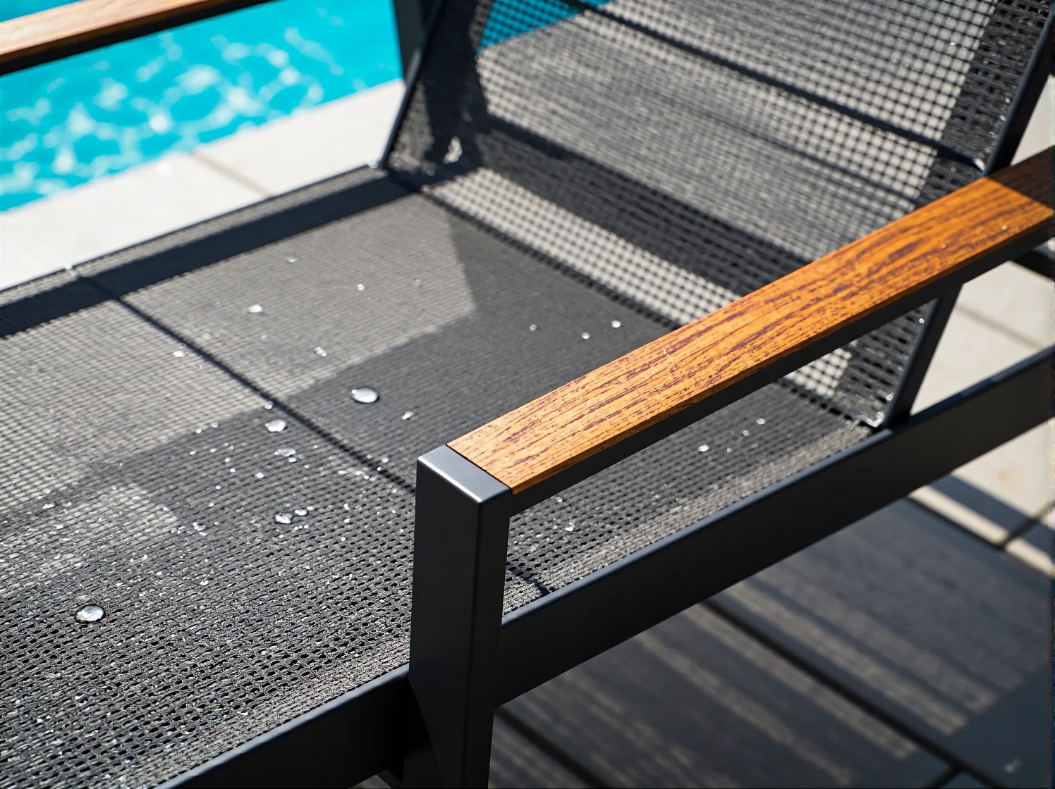 Trwałe leżaki z technorattanu na tarasie basenowym, odporne na warunki atmosferyczne i promienie UV.