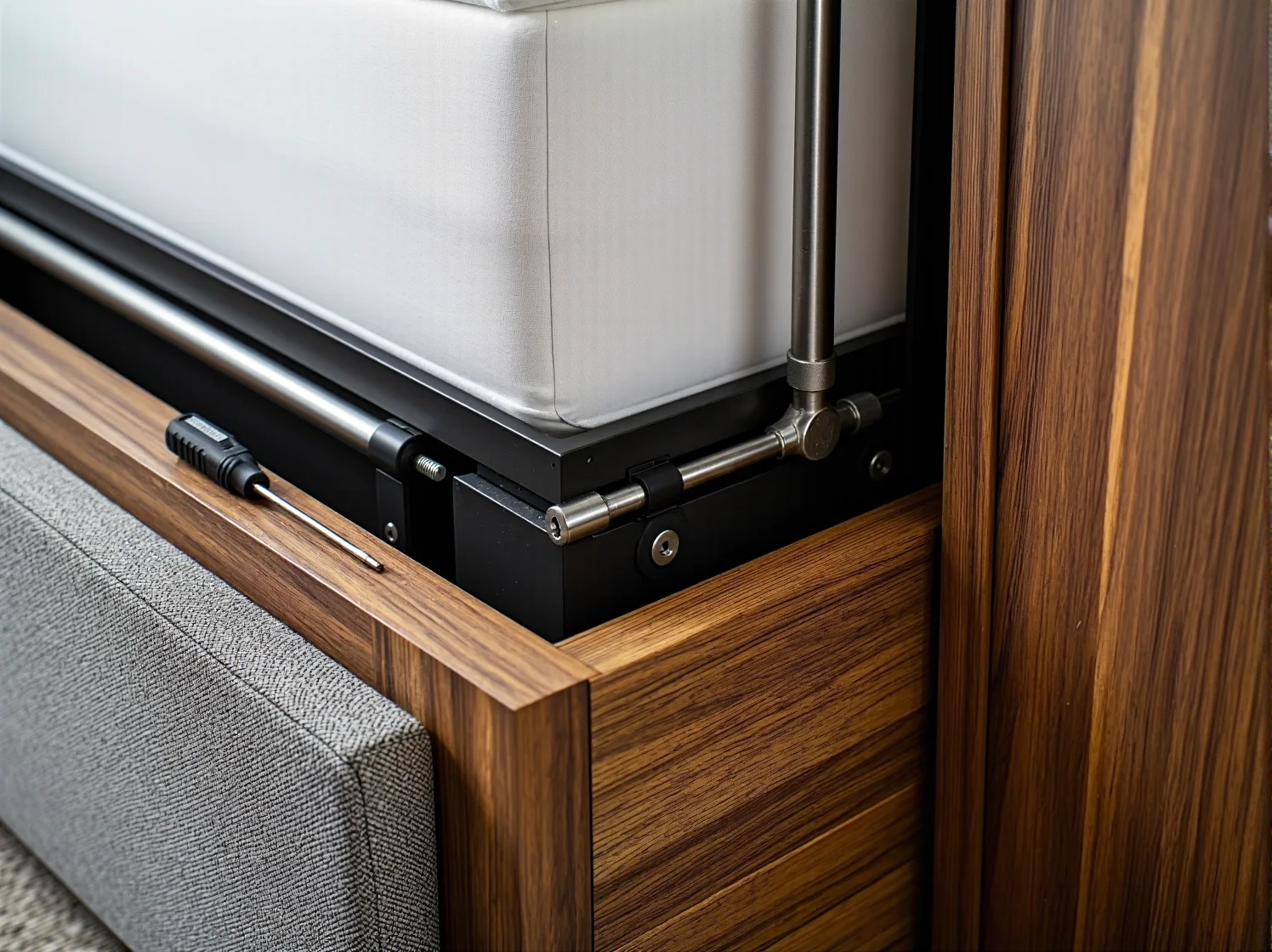 Klucze i wkrętarki niezbędne do regulacji zawiasów w sofach i narożnikach