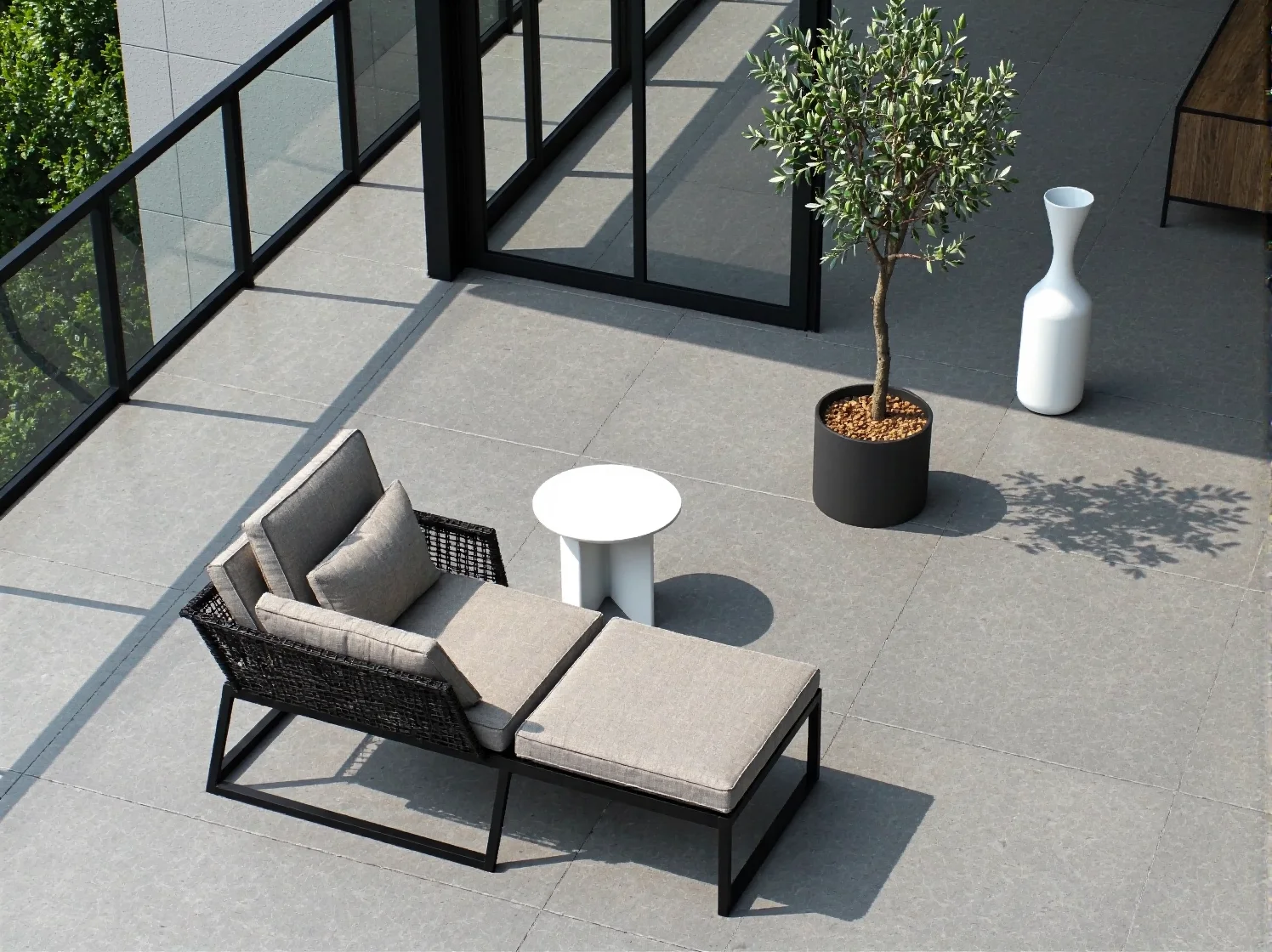 Fotel ogrodowy z podnóżkiem czarny z beżowymi poduszkami