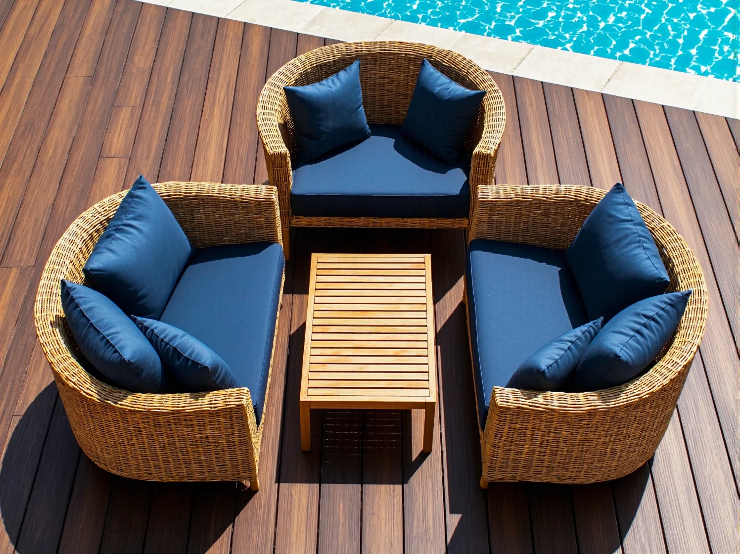 Eleganckie, drewniane krzesła na tle basenu, podkreślające luksusowy charakter strefy wypoczynku.