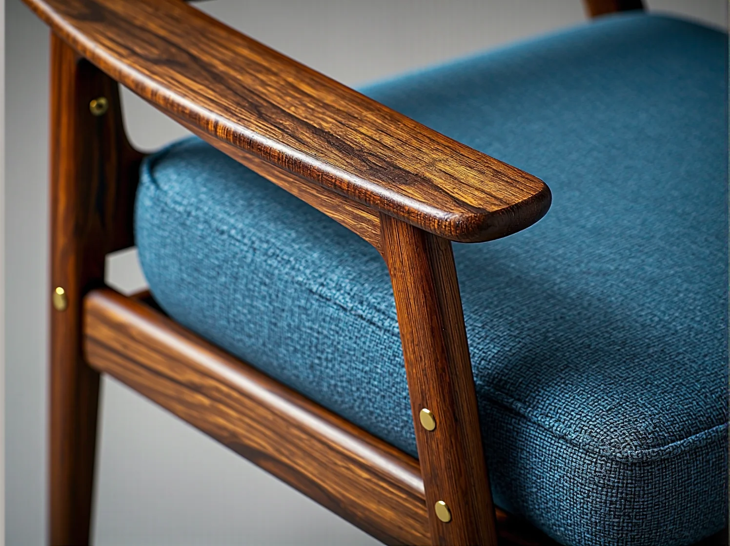 Szlifowanie drewnianego stelaża starego krzesła przed malowaniem.