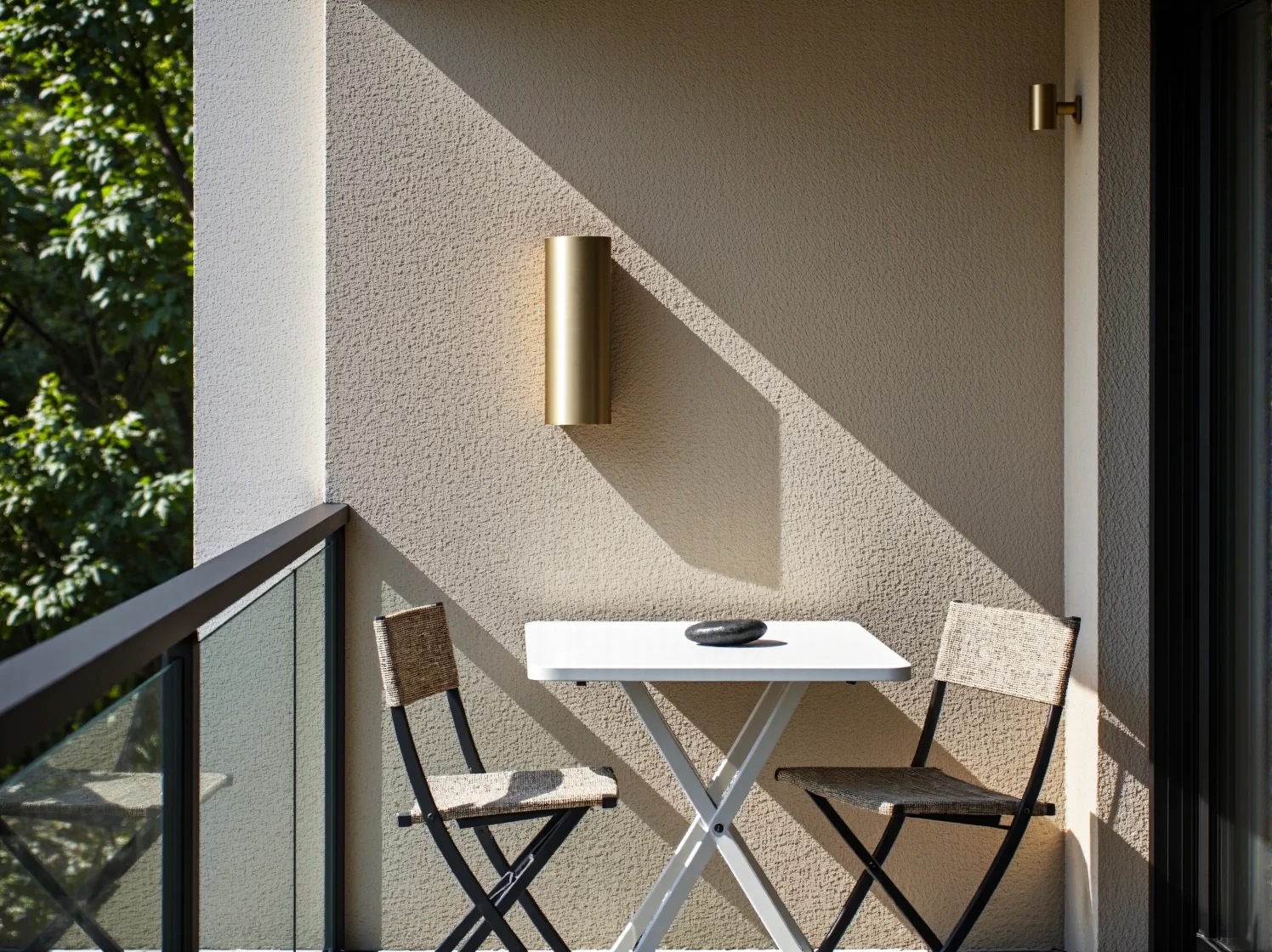 Strefa relaksu na balkonie z nastrojowym oświetleniem, zgodna z zasadami minimalizmu.