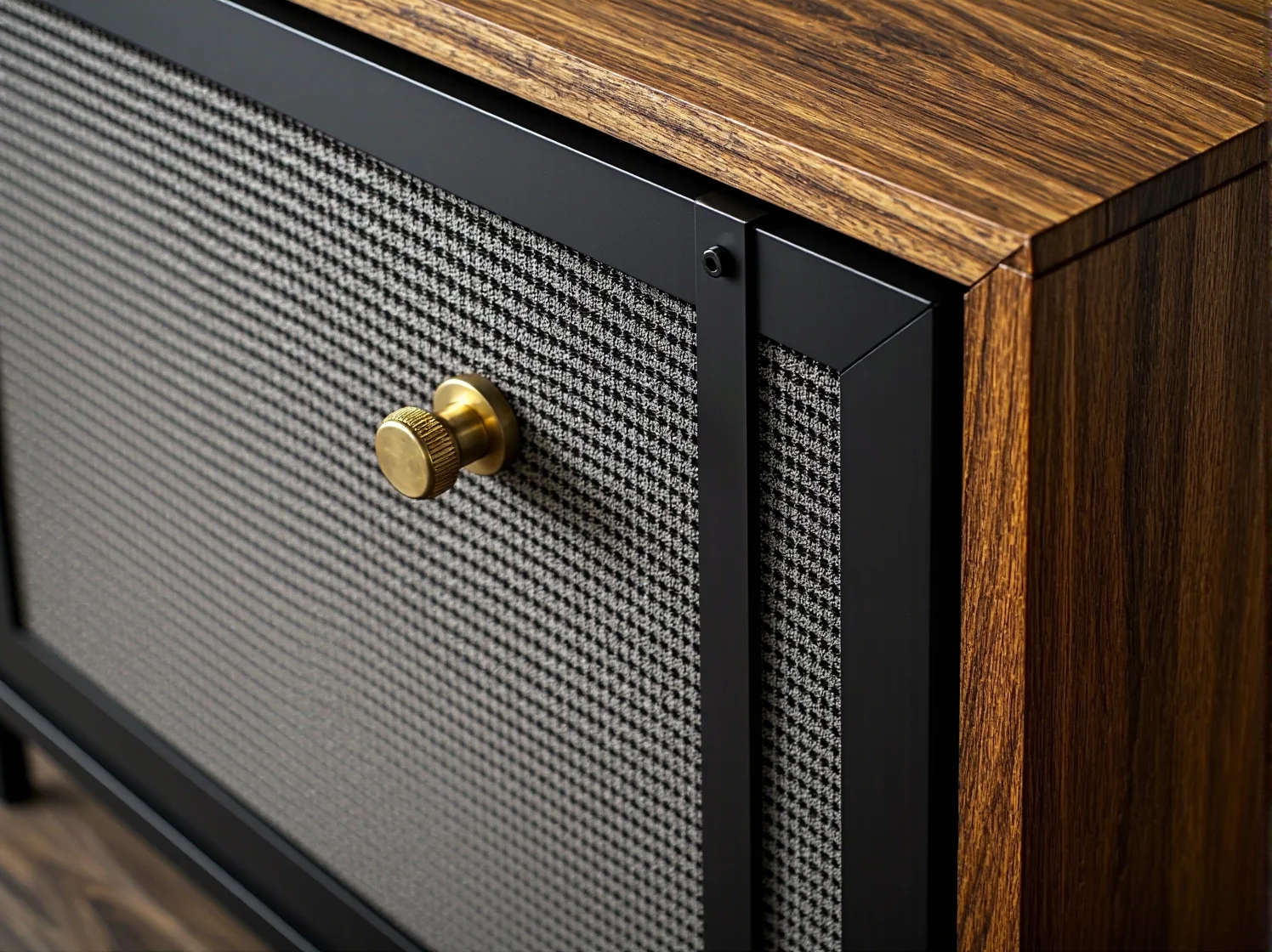 Trendy w aranżacji: nowoczesny salon z modnymi meblami industrialnymi.