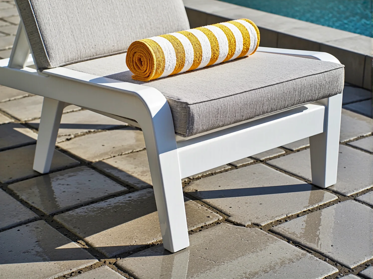 Wygodny leżak basenowy z regulowanym oparciem, zapewniający maksymalny komfort podczas opalania.