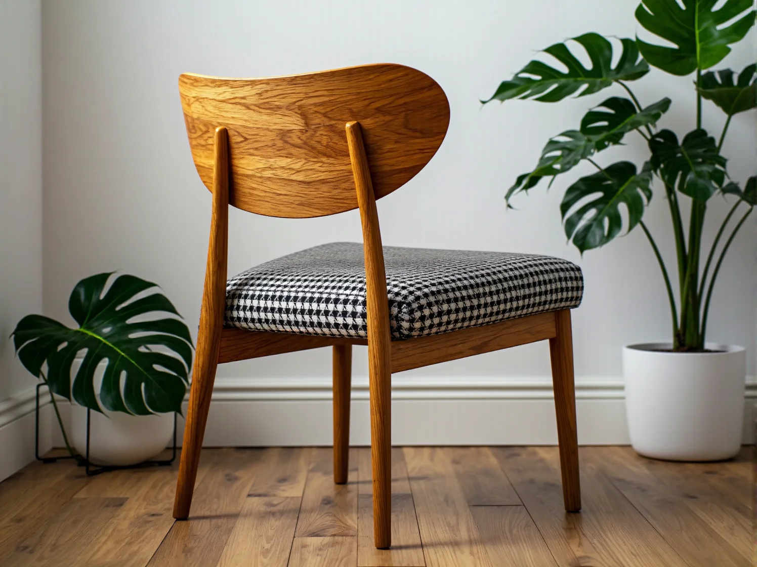 Wymiana gąbki tapicerskiej na siedzisku krzesła retro.