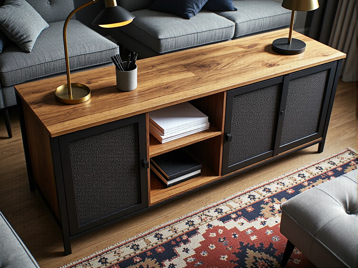 Wysoki regał industrialny optymalizujący przestrzeń biurową.